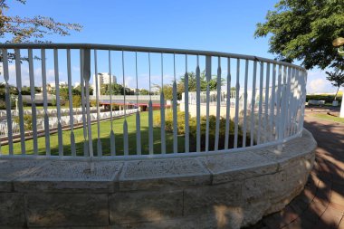 Çit - geçiş için yangın dolapları ve gates geçiş için başka bir bölgede, bir çit korumak için hizmet yapmak. 