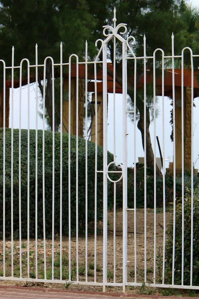 Çit - geçiş için yangın dolapları ve gates geçiş için başka bir bölgede, bir çit korumak için hizmet yapmak. 