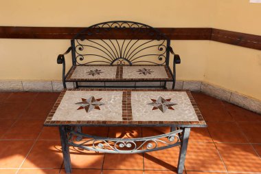 geri kalanı için bir Bank şehir parkında standları 