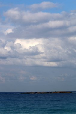 Dünya'nın gökyüzü rengini ve görünümünü bağlıdır günün saati, yıl ve ana hava zaman. 