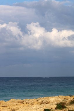 Dünya'nın gökyüzü rengini ve görünümünü bağlıdır günün saati, yıl ve ana hava zaman. 