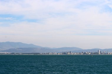 Dünya'nın gökyüzü rengini ve görünümünü bağlıdır günün saati, yıl ve ana hava zaman. 