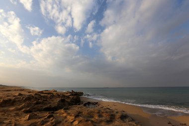 Dünya'nın gökyüzü rengini ve görünümünü bağlıdır günün saati, yıl ve ana hava zaman. 