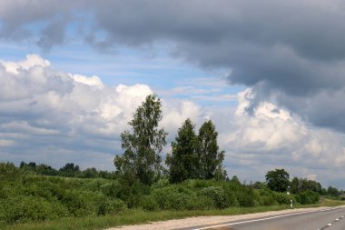 Dünya'nın gökyüzü rengini ve görünümünü bağlıdır günün saati, yıl ve ana hava zaman. 