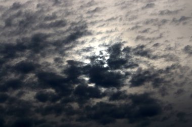 Dünya'nın gökyüzü rengini ve görünümünü bağlıdır günün saati, yıl ve ana hava zaman. 