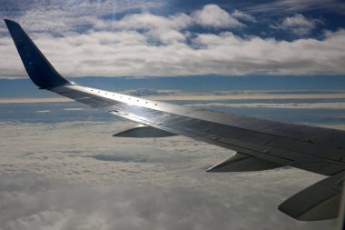 Dünya'nın gökyüzü rengini ve görünümünü bağlıdır günün saati, yıl ve ana hava zaman. 