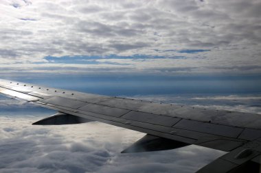 Dünya'nın gökyüzü rengini ve görünümünü bağlıdır günün saati, yıl ve ana hava zaman. 