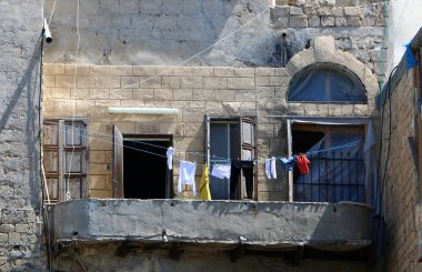 balkonda, Çamaşırhane yıkanmış ve nerede çamaşır makinası? 