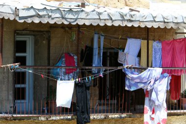 balkonda, Çamaşırhane yıkanmış ve nerede çamaşır makinası? 