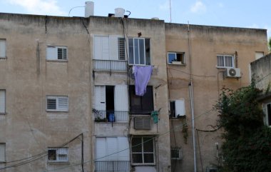 balkonda, Çamaşırhane yıkanmış ve nerede çamaşır makinası? 