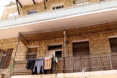 balkonda, Çamaşırhane yıkanmış ve nerede çamaşır makinası? 