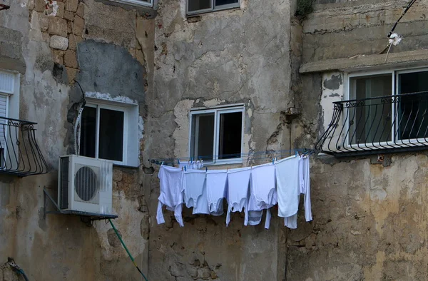 balkonda, Çamaşırhane yıkanmış ve nerede çamaşır makinası? 