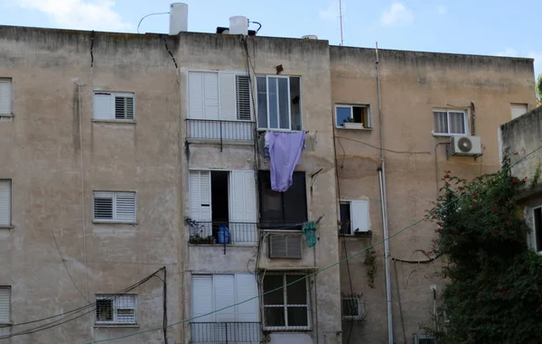 balkonda, Çamaşırhane yıkanmış ve nerede çamaşır makinası? 