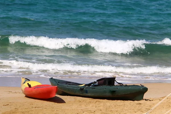 Kayık - kürek seyahat ve spor su üzerinde oynamak için bot 
