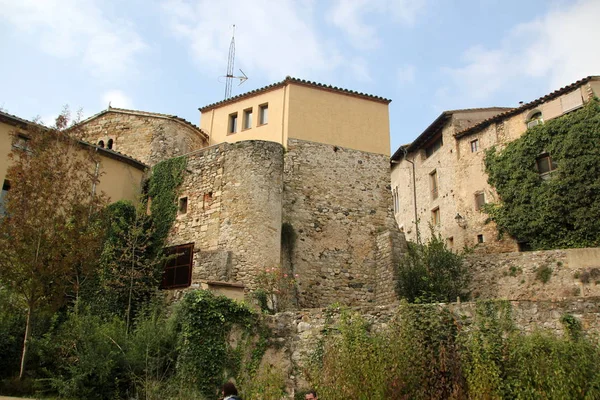 Υπάρχει Ένας Τοίχος Από Πέτρα Αριστερά Του Παλαιού Φρουρίου — Φωτογραφία Αρχείου