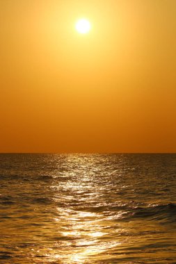 Güneş ufukta Akdeniz'de Kuzey İsrail ayarlar 