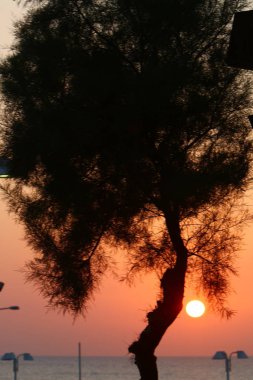 Güneş ufukta Akdeniz'de Kuzey İsrail ayarlar 