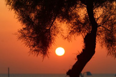 Güneş ufukta Akdeniz'de Kuzey İsrail ayarlar 