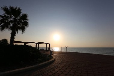 Güneş ufukta Akdeniz'de Kuzey İsrail ayarlar 