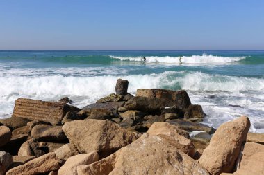 Kuzey İsrail ' Akdeniz'in kıyısında taş yalan 