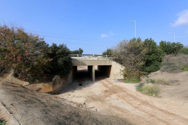 Bir engel dikilmiş bir yapay, mühendislik yapı köprüdür. 