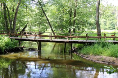 Bir engel dikilmiş bir yapay, mühendislik yapı köprüdür. 