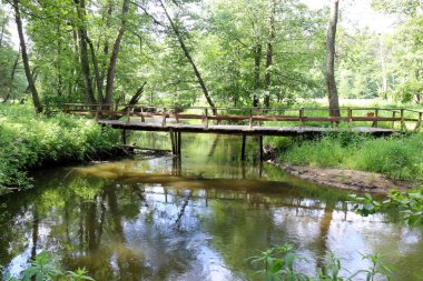 Bir engel dikilmiş bir yapay, mühendislik yapı köprüdür. 