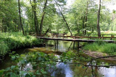 Bir engel dikilmiş bir yapay, mühendislik yapı köprüdür. 