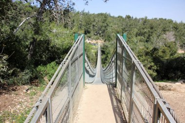 Bir engel dikilmiş bir yapay, mühendislik yapı köprüdür. 