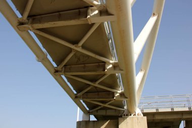 Bir engel dikilmiş bir yapay, mühendislik yapı köprüdür. 