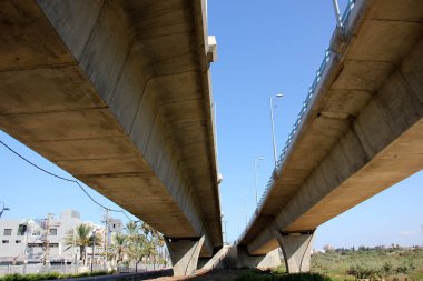 Bir engel dikilmiş bir yapay, mühendislik yapı köprüdür. 