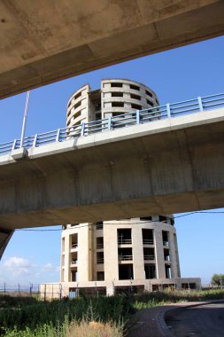 Bir engel dikilmiş bir yapay, mühendislik yapı köprüdür. 