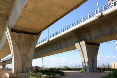 Bir engel dikilmiş bir yapay, mühendislik yapı köprüdür. 