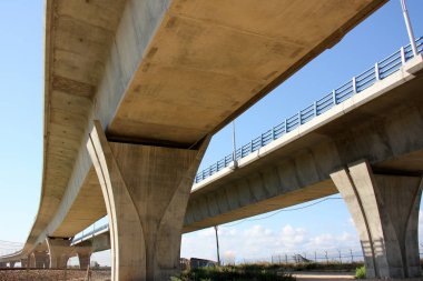 Bir engel dikilmiş bir yapay, mühendislik yapı köprüdür. 