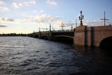 Bir engel dikilmiş bir yapay, mühendislik yapı köprüdür. 