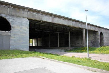 Bir engel dikilmiş bir yapay, mühendislik yapı köprüdür. 