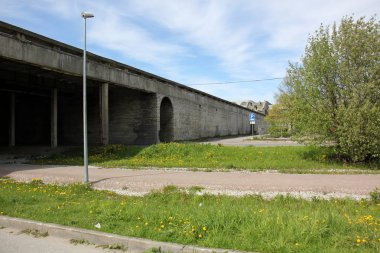 Bir engel dikilmiş bir yapay, mühendislik yapı köprüdür. 