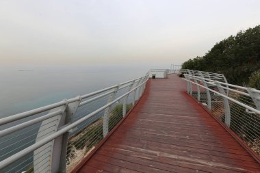 Bir engel dikilmiş bir yapay, mühendislik yapı köprüdür. 