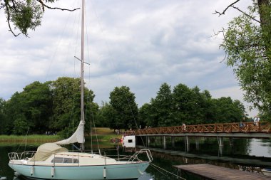 Bir engel dikilmiş bir yapay, mühendislik yapı köprüdür. 