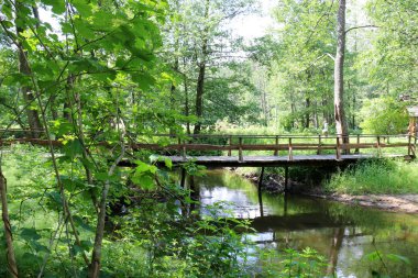 Bir engel dikilmiş bir yapay, mühendislik yapı köprüdür. 
