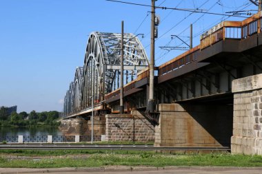 Bir engel dikilmiş bir yapay, mühendislik yapı köprüdür. 
