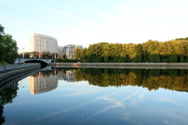 bitki ve su, karşı kıyıda bir görünümden yapılarda yansıması 