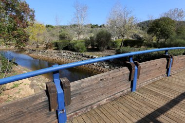 Köprü - bir engel dikilmiş bir yapay yapısı 