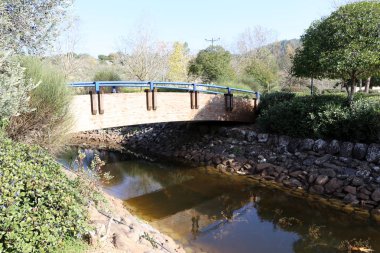 Köprü - bir engel dikilmiş bir yapay yapısı 