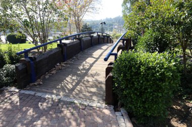 Köprü - bir engel dikilmiş bir yapay yapısı 