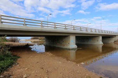 Köprü - bir engel dikilmiş bir yapay yapısı 