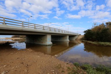 Köprü - bir engel dikilmiş bir yapay yapısı 