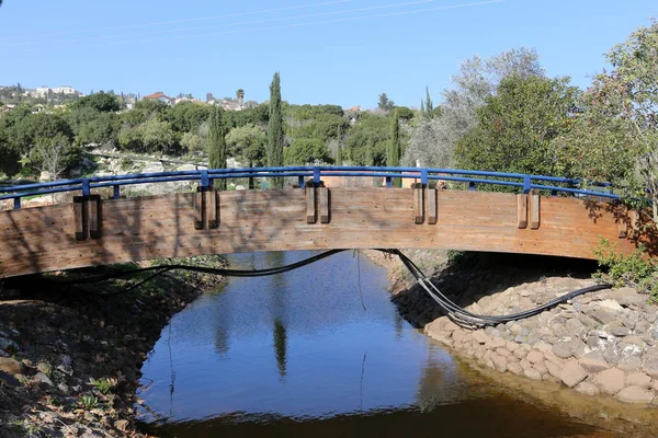 Brücke Eine Künstliche Konstruktion Die Über Einem Hindernis Errichtet Wurde — Stockfoto