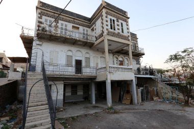 Merdiven adımlar bir dizi oluşur ve aşağı yukarı kaldırmak için hizmet vermektedir 