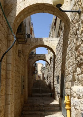 Merdiven adımlar bir dizi oluşur ve aşağı yukarı kaldırmak için hizmet vermektedir 